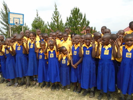 Primary Kinder mit neuer Schuluniform (7)